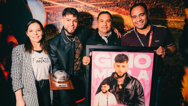 Gino Mella recibió la Cúpula de Santander Arena