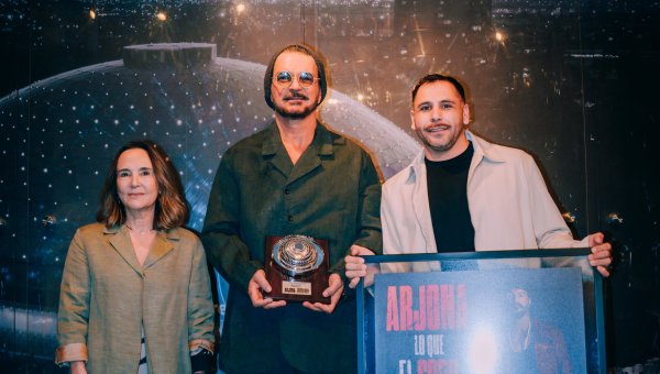 Ricardo Arjona recibe máximo reconocimiento de Santander Arena